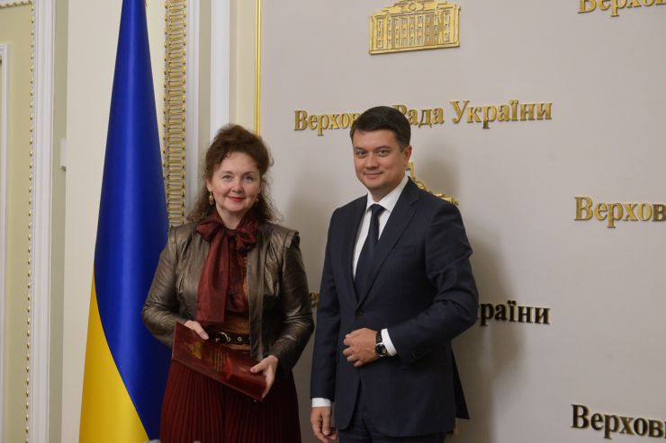 Голова Парламенту Дмитро Разумков нагородив щорічною премією Верховної Ради України педагогічних працівників закладів дошкільної, загальної середньої та професійної (професійно-технічної) освіти