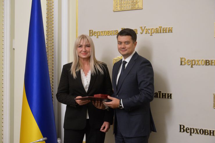 Голова Парламенту Дмитро Разумков нагородив щорічною премією Верховної Ради України педагогічних працівників закладів дошкільної, загальної середньої та професійної (професійно-технічної) освіти