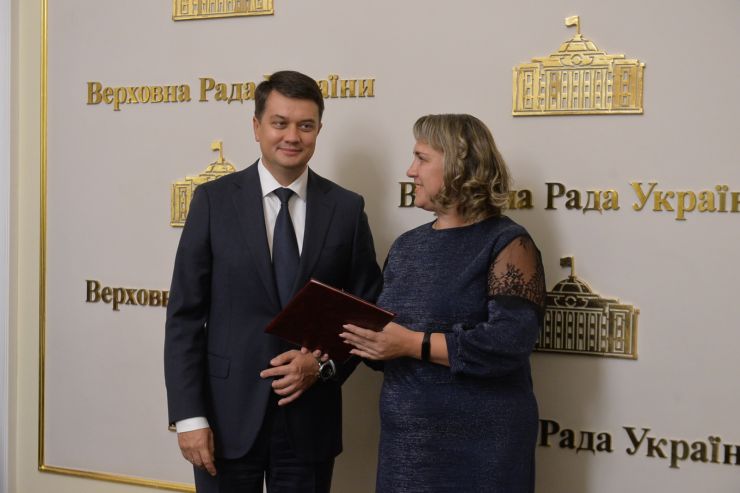 Голова Парламенту Дмитро Разумков нагородив щорічною премією Верховної Ради України педагогічних працівників закладів дошкільної, загальної середньої та професійної (професійно-технічної) освіти