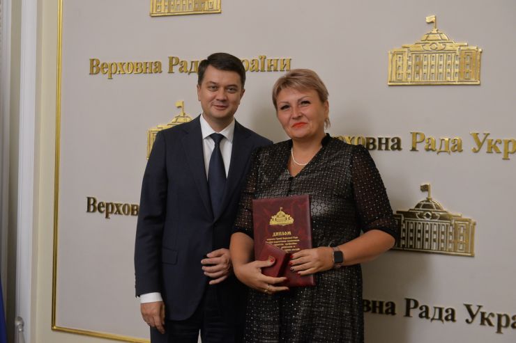 Голова Парламенту Дмитро Разумков нагородив щорічною премією Верховної Ради України педагогічних працівників закладів дошкільної, загальної середньої та професійної (професійно-технічної) освіти