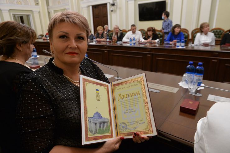 Голова Парламенту Дмитро Разумков нагородив щорічною премією Верховної Ради України педагогічних працівників закладів дошкільної, загальної середньої та професійної (професійно-технічної) освіти