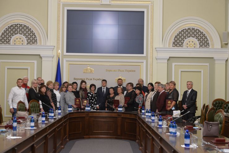 Голова Парламенту Дмитро Разумков нагородив щорічною премією Верховної Ради України педагогічних працівників закладів дошкільної, загальної середньої та професійної (професійно-технічної) освіти