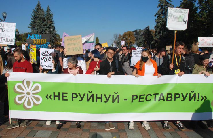 У столиці відбувся «Марш за Київ». Головні вимоги: припинення забудовного насильства над містом, реформа транспорту та мобільності, повернення Києву самоврядування і районних рад з бюджетом та повноваженнями, новий Генплан і відмову від Генплану забудовників 2025.