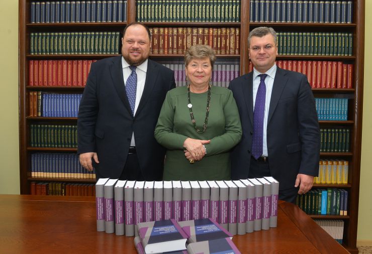 Відбувся ХІ Міжнародний Цивілістичний Форум «На шляху до європейського приватного права» за участю голови Верховної Ради України Руслана Стефанчука, співорганізаторами якого виступають Робоча група щодо рекодифікації (оновлення) цивільного законодавства України, Відділення цивільно-правових наук Національної академії правових наук України, Київський регіональний центр Національної академії правових наук України та Всеукраїнська громадська організація «Асоціація цивілістів України». Руслан Стефанчук голова Верховної Ради України Наталлія Кузнєцова професор дійсний член(академік) Національної академії правових наук України та Олексій Кот директор Київський регіональний центр Національної академії правових наук України