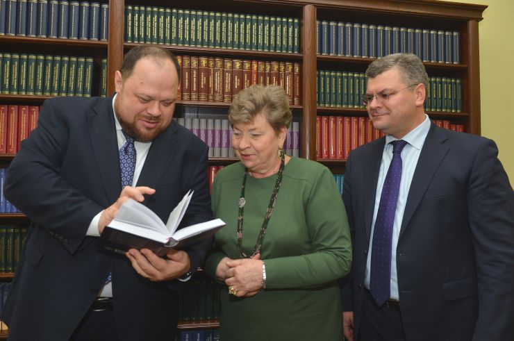 Відбувся ХІ Міжнародний Цивілістичний Форум «На шляху до європейського приватного права» за участю голови Верховної Ради України Руслана Стефанчука, співорганізаторами якого виступають Робоча група щодо рекодифікації (оновлення) цивільного законодавства України, Відділення цивільно-правових наук Національної академії правових наук України, Київський регіональний центр Національної академії правових наук України та Всеукраїнська громадська організація «Асоціація цивілістів України». Руслан Стефанчук голова Верховної Ради України Наталлія Кузнєцова професор дійсний член(академік) Національної академії правових наук України та Олексій Кот директор Київський регіональний центр Національної академії правових наук України