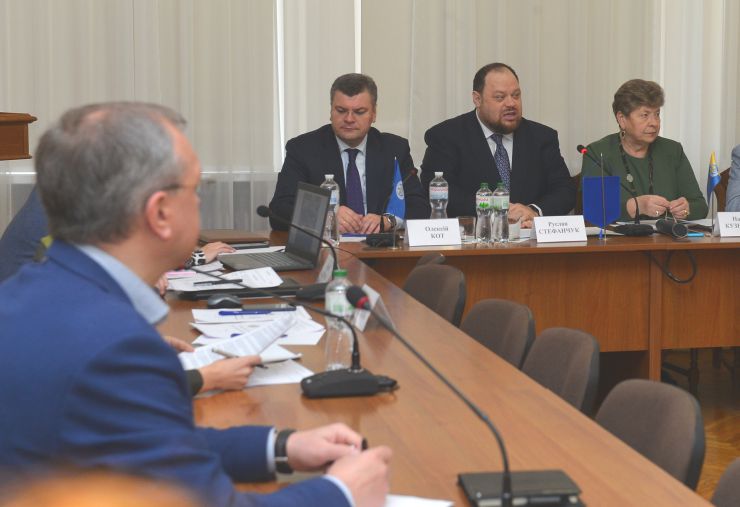 Відбувся ХІ Міжнародний Цивілістичний Форум «На шляху до європейського приватного права» за участю голови Верховної Ради України Руслана Стефанчука, співорганізаторами якого виступають Робоча група щодо рекодифікації (оновлення) цивільного законодавства України, Відділення цивільно-правових наук Національної академії правових наук України, Київський регіональний центр Національної академії правових наук України та Всеукраїнська громадська організація «Асоціація цивілістів України».  Олексій Кот директор Київський регіональний центр Національної академії правових наук України Руслан Стефанчук голова Верховної Ради України Наталія Кузнєцова професор дійсний член (академік) Національної академії правових наук України