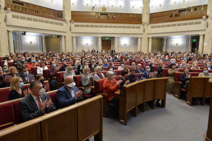 Голова Верховної Ради України Руслан Стефанчук нагородив працівників Апарату Верховної Ради України за вагомий особистий внесок у розбудову Української Держави, забезпечення діяльності Верховної Ради України, сумлінну працю та високий професіоналізм