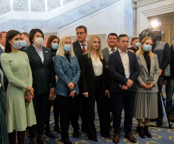 Посольство Швейцарії в Україні презентує у ВР виставку на тему: «Так – праву голосу для жінок» 50-річчя жіночого виборчого права. До експозиції увійшли, зокрема, постери референдумів щодо виборчого права жінок Швейцарії різних років (м. Київ, вул. М. Грушевського,5, кулуари 1-го поверху).  

У 2021 році Швейцарія відзначила 50-річчя жіночого виборчого права. Наприкінці 19-го століття швейцарські жінки в різноманітних рухах та спілках боролися за своє юридичне, суспільне та економічне рівноправ’я. Після Першої світової війни ця тема постала на офіційному політичному порядку денному. З 1919 до 1959 року виборці-чоловіки у різних кантонах та напівкантонах близько двадцяти п’яти разів вирішували питання надання жінкам права голосу, щоправда, завжди негативно. Лише 1971 року жінки змогли досягти тріумфу.

Плакати зі збірки Музею дизайну Цюріха свідчать про цю емоційно насичену боротьбу, ілюструючи візуальну риторику та аргументаційні стратегії, які використовуються як адвокатами, так і противниками виборчого права жінок.

Плакати про виборче право з 1920 року, зроблені в тому числі і дизайнерами-жінками, зображують класично визначені ролі та гендерні стереотипи, але аргументують рівність прав.
