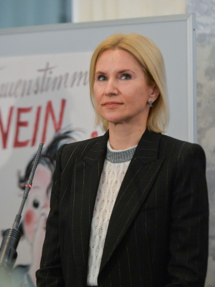 Посольство Швейцарії в Україні презентує у ВР виставку на тему: «Так – праву голосу для жінок» 50-річчя жіночого виборчого права. До експозиції увійшли, зокрема, постери референдумів щодо виборчого права жінок Швейцарії різних років (м. Київ, вул. М. Грушевського,5, кулуари 1-го поверху).  

У 2021 році Швейцарія відзначила 50-річчя жіночого виборчого права. Наприкінці 19-го століття швейцарські жінки в різноманітних рухах та спілках боролися за своє юридичне, суспільне та економічне рівноправ’я. Після Першої світової війни ця тема постала на офіційному політичному порядку денному. З 1919 до 1959 року виборці-чоловіки у різних кантонах та напівкантонах близько двадцяти п’яти разів вирішували питання надання жінкам права голосу, щоправда, завжди негативно. Лише 1971 року жінки змогли досягти тріумфу.

Плакати зі збірки Музею дизайну Цюріха свідчать про цю емоційно насичену боротьбу, ілюструючи візуальну риторику та аргументаційні стратегії, які використовуються як адвокатами, так і противниками виборчого права жінок.

Плакати про виборче право з 1920 року, зроблені в тому числі і дизайнерами-жінками, зображують класично визначені ролі та гендерні стереотипи, але аргументують рівність прав.
Заступниця Голови Парламенту Олена Кондратюк
