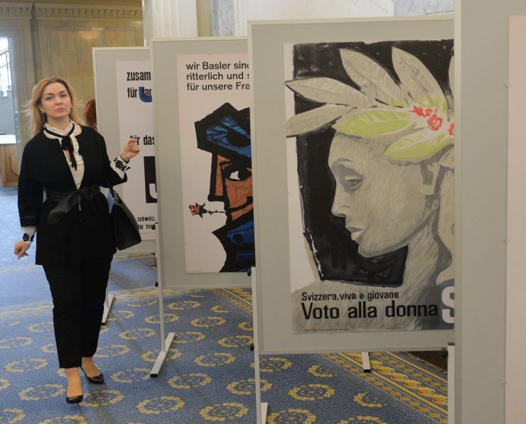 Посольство Швейцарії в Україні презентує у ВР виставку на тему: «Так – праву голосу для жінок» 50-річчя жіночого виборчого права. До експозиції увійшли, зокрема, постери референдумів щодо виборчого права жінок Швейцарії різних років (м. Київ, вул. М. Грушевського,5, кулуари 1-го поверху).  

У 2021 році Швейцарія відзначила 50-річчя жіночого виборчого права. Наприкінці 19-го століття швейцарські жінки в різноманітних рухах та спілках боролися за своє юридичне, суспільне та економічне рівноправ’я. Після Першої світової війни ця тема постала на офіційному політичному порядку денному. З 1919 до 1959 року виборці-чоловіки у різних кантонах та напівкантонах близько двадцяти п’яти разів вирішували питання надання жінкам права голосу, щоправда, завжди негативно. Лише 1971 року жінки змогли досягти тріумфу.

Плакати зі збірки Музею дизайну Цюріха свідчать про цю емоційно насичену боротьбу, ілюструючи візуальну риторику та аргументаційні стратегії, які використовуються як адвокатами, так і противниками виборчого права жінок.

Плакати про виборче право з 1920 року, зроблені в тому числі і дизайнерами-жінками, зображують класично визначені ролі та гендерні стереотипи, але аргументують рівність прав.
