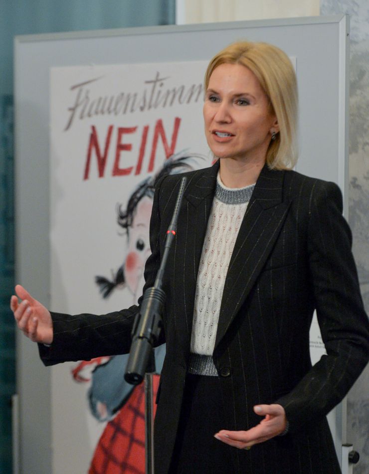 Посольство Швейцарії в Україні презентує у ВР виставку на тему: «Так – праву голосу для жінок» 50-річчя жіночого виборчого права. До експозиції увійшли, зокрема, постери референдумів щодо виборчого права жінок Швейцарії різних років (м. Київ, вул. М. Грушевського,5, кулуари 1-го поверху).  

У 2021 році Швейцарія відзначила 50-річчя жіночого виборчого права. Наприкінці 19-го століття швейцарські жінки в різноманітних рухах та спілках боролися за своє юридичне, суспільне та економічне рівноправ’я. Після Першої світової війни ця тема постала на офіційному політичному порядку денному. З 1919 до 1959 року виборці-чоловіки у різних кантонах та напівкантонах близько двадцяти п’яти разів вирішували питання надання жінкам права голосу, щоправда, завжди негативно. Лише 1971 року жінки змогли досягти тріумфу.

Плакати зі збірки Музею дизайну Цюріха свідчать про цю емоційно насичену боротьбу, ілюструючи візуальну риторику та аргументаційні стратегії, які використовуються як адвокатами, так і противниками виборчого права жінок.

Плакати про виборче право з 1920 року, зроблені в тому числі і дизайнерами-жінками, зображують класично визначені ролі та гендерні стереотипи, але аргументують рівність прав.
Заступниця Голови Парламенту Олена Кондратюк
