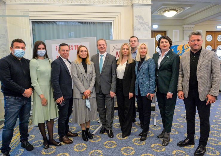 Посольство Швейцарії в Україні презентує у ВР виставку на тему: «Так – праву голосу для жінок» 50-річчя жіночого виборчого права. До експозиції увійшли, зокрема, постери референдумів щодо виборчого права жінок Швейцарії різних років (м. Київ, вул. М. Грушевського,5, кулуари 1-го поверху).  

У 2021 році Швейцарія відзначила 50-річчя жіночого виборчого права. Наприкінці 19-го століття швейцарські жінки в різноманітних рухах та спілках боролися за своє юридичне, суспільне та економічне рівноправ’я. Після Першої світової війни ця тема постала на офіційному політичному порядку денному. З 1919 до 1959 року виборці-чоловіки у різних кантонах та напівкантонах близько двадцяти п’яти разів вирішували питання надання жінкам права голосу, щоправда, завжди негативно. Лише 1971 року жінки змогли досягти тріумфу.

Плакати зі збірки Музею дизайну Цюріха свідчать про цю емоційно насичену боротьбу, ілюструючи візуальну риторику та аргументаційні стратегії, які використовуються як адвокатами, так і противниками виборчого права жінок.

Плакати про виборче право з 1920 року, зроблені в тому числі і дизайнерами-жінками, зображують класично визначені ролі та гендерні стереотипи, але аргументують рівність прав.
