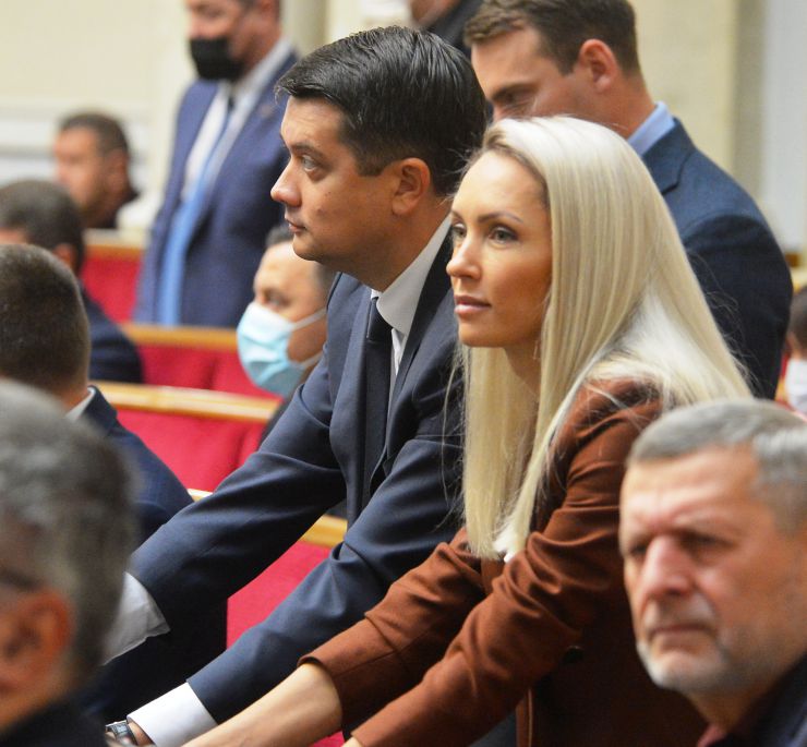 Пленарне засідання Верховної Ради України.

Голова Верховної Ради України Руслан Стефанчук відкрив пленарне засідання. 
Народні депутати продовжують розглядати правки, які пропонують врахувати депутатські фракції і групи Уряду під час підготовки до другого читання законопроекту про Державний бюджет України на 2022 рік. 
Дмитро Разумков поз. Ольга Саладуха СН
