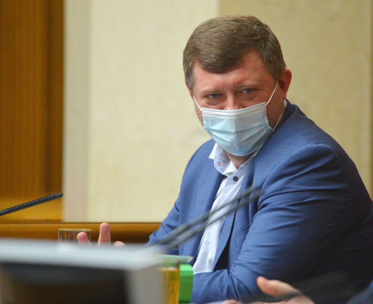 Пленарне засідання Верховної Ради України.

Голова Верховної Ради України Руслан Стефанчук відкрив пленарне засідання. 
Народні депутати продовжують розглядати правки, які пропонують врахувати депутатські фракції і групи Уряду під час підготовки до другого читання законопроекту про Державний бюджет України на 2022 рік. 
Олександр Корнієнко Перший заступник Голови Верховної Ради України.
