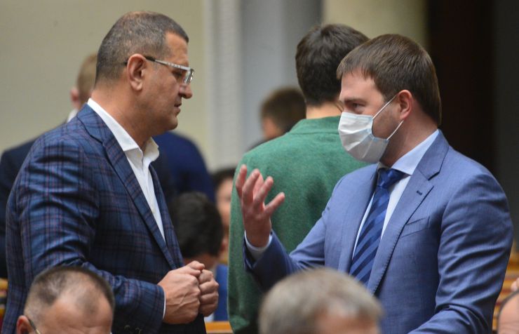 Пленарне засідання Верховної Ради України.

Голова Верховної Ради України Руслан Стефанчук відкрив пленарне засідання. 
Головуючий повідомив, що у сесійній залі присутні Прем’єр-міністр Денис Шмигаль та члени Кабінету Міністрів.
Головуючий повідомив, що за пропозицією депутатських фракцій і груп члени Уряду відповідатимуть на запитання про результати проведення запроваджених Урядом України у 2021 році карантинних заходів, стан виконання плану вакцинації населення України від коронавірусної хвороби COVID-19 та захисту всіх систем життєдіяльності країни від негативних наслідків пандемії. 
Головуючий надав слово для виступу Міністру охорони здоров’я Віктору Ляшку.
Анатолій Урбанський ДОВІРА Сергій Іонушас СН
