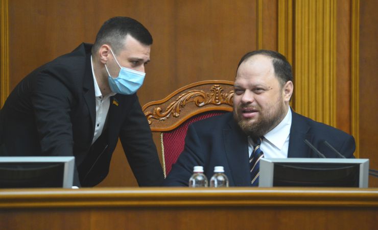 Пленарне засідання Верховної Ради України.

Голова Верховної Ради України Руслан Стефанчук відкрив пленарне засідання. 
Головуючий повідомив, що у сесійній залі присутні Прем’єр-міністр Денис Шмигаль та члени Кабінету Міністрів.
Головуючий повідомив, що за пропозицією депутатських фракцій і груп члени Уряду відповідатимуть на запитання про результати проведення запроваджених Урядом України у 2021 році карантинних заходів, стан виконання плану вакцинації населення України від коронавірусної хвороби COVID-19 та захисту всіх систем життєдіяльності країни від негативних наслідків пандемії. 
Головуючий надав слово для виступу Міністру охорони здоров’я Віктору Ляшку.
Олександр Колтунович ОП Руслан Стефанчук
