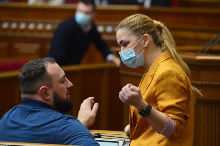 Пленарне засідання Верховної Ради України.

Голова Верховної Ради України Руслан Стефанчук відкрив пленарне засідання. 
Головуючий повідомив, що у сесійній залі присутні Прем’єр-міністр Денис Шмигаль та члени Кабінету Міністрів.
Головуючий повідомив, що за пропозицією депутатських фракцій і груп члени Уряду відповідатимуть на запитання про результати проведення запроваджених Урядом України у 2021 році карантинних заходів, стан виконання плану вакцинації населення України від коронавірусної хвороби COVID-19 та захисту всіх систем життєдіяльності країни від негативних наслідків пандемії. 
Головуючий надав слово для виступу Міністру охорони здоров’я Віктору Ляшку.
Сергій Гривко Олена Мошинець СН
