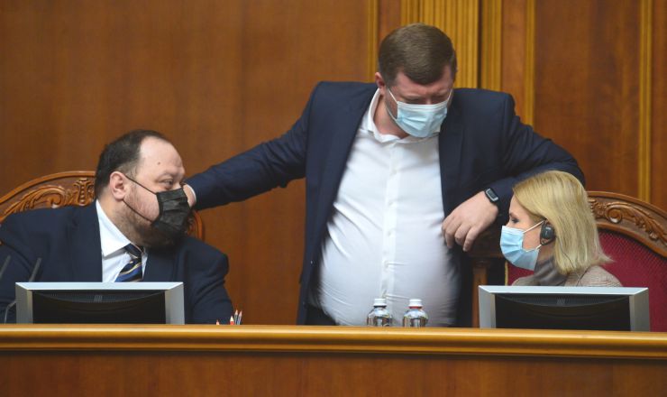 Пленарне засідання Верховної Ради України.

Голова Верховної Ради України Руслан Стефанчук відкрив пленарне засідання. 
Головуючий повідомив, що у сесійній залі присутні Прем’єр-міністр Денис Шмигаль та члени Кабінету Міністрів.
Головуючий повідомив, що за пропозицією депутатських фракцій і груп члени Уряду відповідатимуть на запитання про результати проведення запроваджених Урядом України у 2021 році карантинних заходів, стан виконання плану вакцинації населення України від коронавірусної хвороби COVID-19 та захисту всіх систем життєдіяльності країни від негативних наслідків пандемії. 
Головуючий надав слово для виступу Міністру охорони здоров’я Віктору Ляшку.
Олександр Корнієнко , Олена Кондратюк

