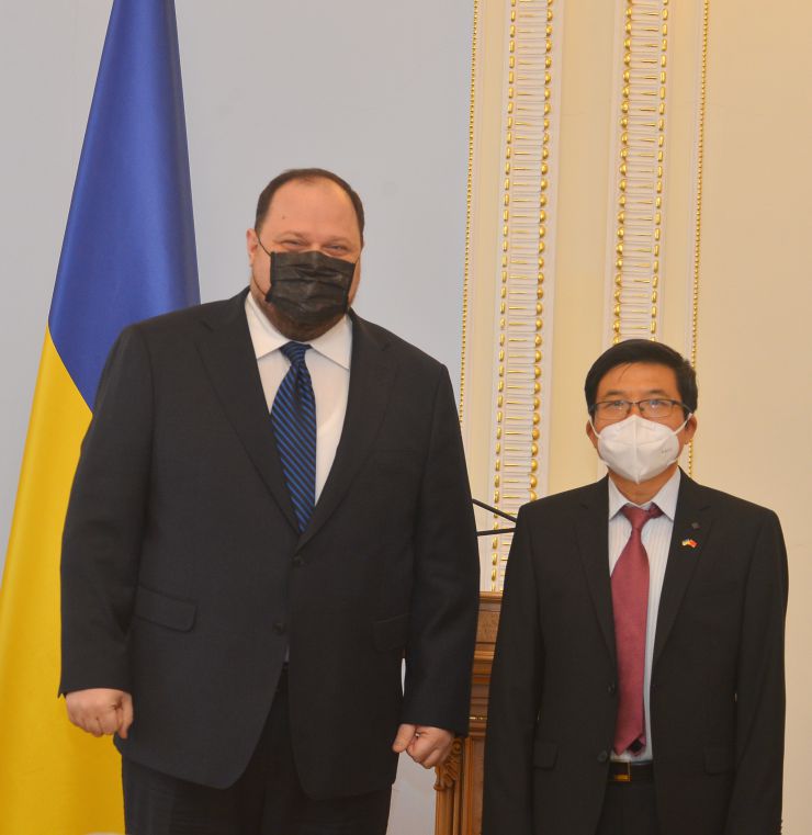 В Україні високо цінують відносини стратегічного партнерства з Китайською Народною Республікою, а курс на їхній всебічний розвиток залишається незмінним пріоритетом. Про це заявив Голова Верховної Ради України Руслан Стефанчук під час зустрічі з Надзвичайним і Повноважним Послом КНР в Україні Фань Сяньжуном.