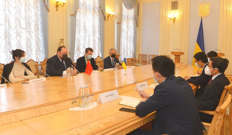 В Україні високо цінують відносини стратегічного партнерства з Китайською Народною Республікою, а курс на їхній всебічний розвиток залишається незмінним пріоритетом. Про це заявив Голова Верховної Ради України Руслан Стефанчук під час зустрічі з Надзвичайним і Повноважним Послом КНР в Україні Фань Сяньжуном.