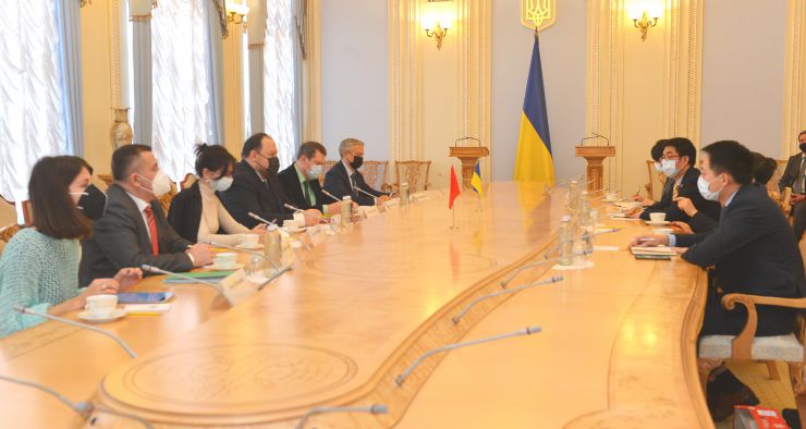 В Україні високо цінують відносини стратегічного партнерства з Китайською Народною Республікою, а курс на їхній всебічний розвиток залишається незмінним пріоритетом. Про це заявив Голова Верховної Ради України Руслан Стефанчук під час зустрічі з Надзвичайним і Повноважним Послом КНР в Україні Фань Сяньжуном.