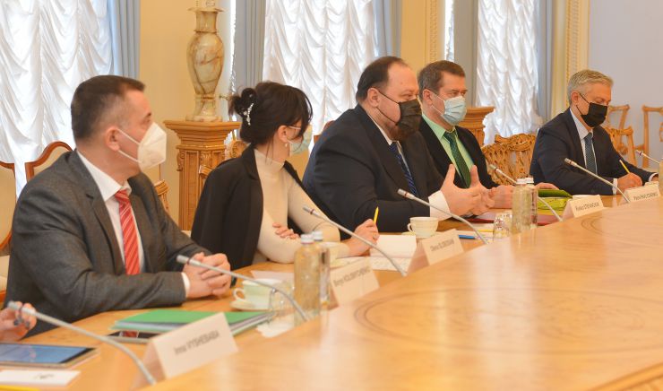 В Україні високо цінують відносини стратегічного партнерства з Китайською Народною Республікою, а курс на їхній всебічний розвиток залишається незмінним пріоритетом. Про це заявив Голова Верховної Ради України Руслан Стефанчук під час зустрічі з Надзвичайним і Повноважним Послом КНР в Україні Фань Сяньжуном.