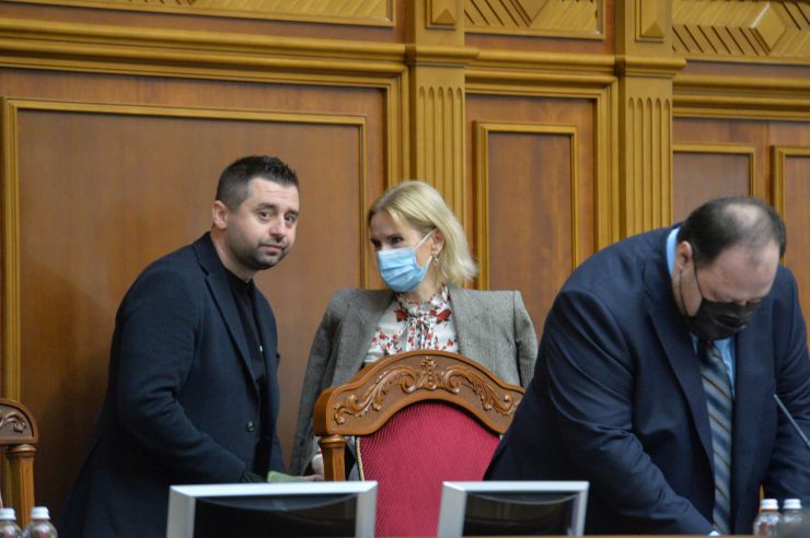 Пленарне засідання Верховної Ради України.

Голова Верховної Ради України Руслан Стефанчук відкрив пленарне засідання.

Головуючий запросив до сесійної зали Президента України Володимира Зеленського. 
Народні депутати розглядають кадрові питання. 
Головуючий повідомив, що до Верховної Ради внесено подання про призначення Резнікова Олексія Юрійовича Міністром оборони України.
Народні депутати 273 голосами підтримали пропозицію про призначення Резнікова О.Ю. Міністром оборони України. 
Олексій Резніков склав присягу члена Кабінету Міністрів.

Наступним голосуванням народні депутати підтримали пропозицію про зміну розгляду питань порядку денного, зокрема, про розгляд зараз законопроекту про внесення змін до Закону України 