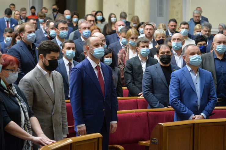 Пленарне засідання Верховної Ради України.

Голова Верховної Ради України Руслан Стефанчук відкрив пленарне засідання.

Головуючий запросив до сесійної зали Президента України Володимира Зеленського. 
Народні депутати розглядають кадрові питання. 
Головуючий повідомив, що до Верховної Ради внесено подання про призначення Резнікова Олексія Юрійовича Міністром оборони України.
Народні депутати 273 голосами підтримали пропозицію про призначення Резнікова О.Ю. Міністром оборони України. 
Олексій Резніков склав присягу члена Кабінету Міністрів.

Наступним голосуванням народні депутати підтримали пропозицію про зміну розгляду питань порядку денного, зокрема, про розгляд зараз законопроекту про внесення змін до Закону України 