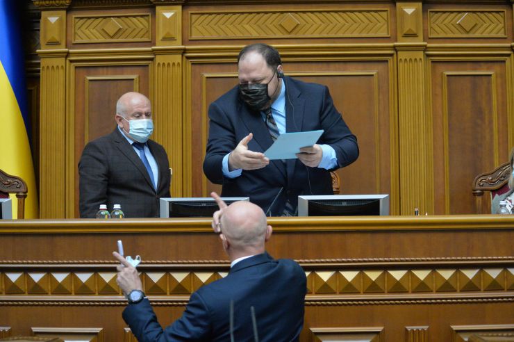 Пленарне засідання Верховної Ради України.

Голова Верховної Ради України Руслан Стефанчук відкрив пленарне засідання.

Головуючий запросив до сесійної зали Президента України Володимира Зеленського. 
Народні депутати розглядають кадрові питання. 
Головуючий повідомив, що до Верховної Ради внесено подання про призначення Резнікова Олексія Юрійовича Міністром оборони України.
Народні депутати 273 голосами підтримали пропозицію про призначення Резнікова О.Ю. Міністром оборони України. 
Олексій Резніков склав присягу члена Кабінету Міністрів.

Наступним голосуванням народні депутати підтримали пропозицію про зміну розгляду питань порядку денного, зокрема, про розгляд зараз законопроекту про внесення змін до Закону України 