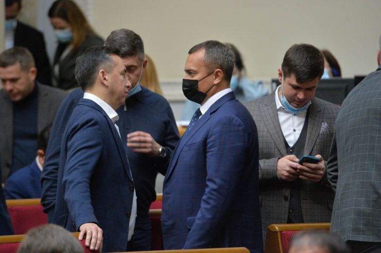 Пленарне засідання Верховної Ради України.

Голова Верховної Ради України Руслан Стефанчук відкрив пленарне засідання.

Головуючий запросив до сесійної зали Президента України Володимира Зеленського. 
Народні депутати розглядають кадрові питання. 
Головуючий повідомив, що до Верховної Ради внесено подання про призначення Резнікова Олексія Юрійовича Міністром оборони України.
Народні депутати 273 голосами підтримали пропозицію про призначення Резнікова О.Ю. Міністром оборони України. 
Олексій Резніков склав присягу члена Кабінету Міністрів.

Наступним голосуванням народні депутати підтримали пропозицію про зміну розгляду питань порядку денного, зокрема, про розгляд зараз законопроекту про внесення змін до Закону України 