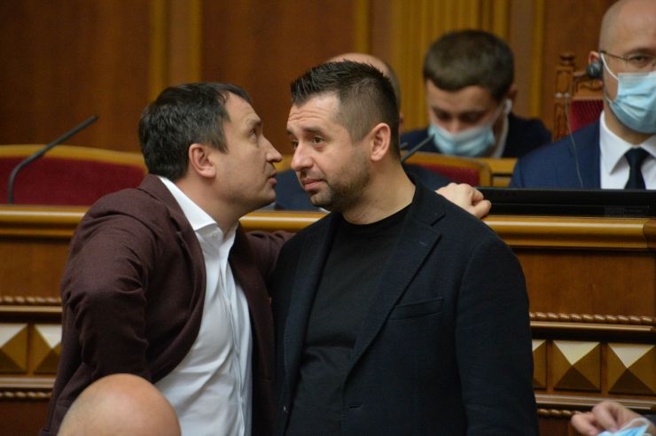 Пленарне засідання Верховної Ради України.

Голова Верховної Ради України Руслан Стефанчук відкрив пленарне засідання.

Головуючий запросив до сесійної зали Президента України Володимира Зеленського. 
Народні депутати розглядають кадрові питання. 
Головуючий повідомив, що до Верховної Ради внесено подання про призначення Резнікова Олексія Юрійовича Міністром оборони України.
Народні депутати 273 голосами підтримали пропозицію про призначення Резнікова О.Ю. Міністром оборони України. 
Олексій Резніков склав присягу члена Кабінету Міністрів.

Наступним голосуванням народні депутати підтримали пропозицію про зміну розгляду питань порядку денного, зокрема, про розгляд зараз законопроекту про внесення змін до Закону України 