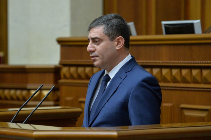 Пленарне засідання Верховної Ради України.

Голова Верховної Ради України Руслан Стефанчук відкрив пленарне засідання.

Головуючий запросив до сесійної зали Президента України Володимира Зеленського. 
Народні депутати розглядають кадрові питання. 
Головуючий повідомив, що до Верховної Ради внесено подання про призначення Резнікова Олексія Юрійовича Міністром оборони України.
Народні депутати 273 голосами підтримали пропозицію про призначення Резнікова О.Ю. Міністром оборони України. 
Олексій Резніков склав присягу члена Кабінету Міністрів.

Наступним голосуванням народні депутати підтримали пропозицію про зміну розгляду питань порядку денного, зокрема, про розгляд зараз законопроекту про внесення змін до Закону України 
