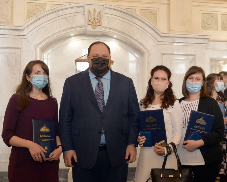 Голова Верховної Ради України Руслан Стефанчук, перший заступник Голови Верховної Ради України Олександр Корнієнко,  заступник Голови Верховної Ради України Олена Кондратюк взяли участь в Урочистій церемонії вручення Премій Верховної Ради України молодим ученим за 2019 рік