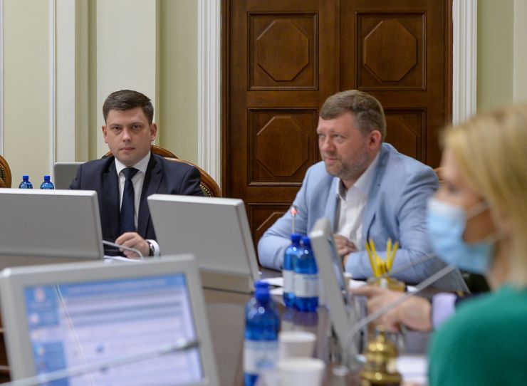 Погоджувальна рада у Верховній Раді України. Тарас Мельничук (представник Кабміну) Олександр Корнієнко