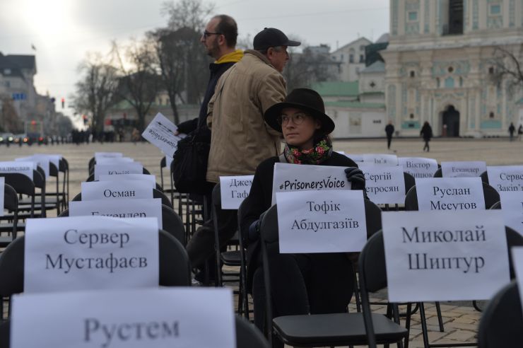 На Софійській площі в Києві відбулася щорічна правозахисна акція “Порожні стільці” на підтримку українських політв’язнів у Росії й Криму, а також полонених на окупованих територіях Донецької та Луганської областей. Організували подію Український ПЕН та Центр громадянських свобод. Цьогоріч у рамках глобальної кампанії #PrisonersVoice відомі письменники, журналісти, актори та музиканти написали листи заручникам Кремля і зачитали їх під час акції на Софійській площі. В подальшому листи зі словами підтримки будуть передані політв'язням.  Журналістка, продюсерка Радіо Культура Ірина Славінська 
