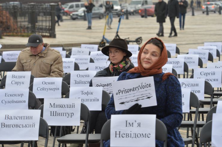 На Софійській площі в Києві відбулася щорічна правозахисна акція “Порожні стільці” на підтримку українських політв’язнів у Росії й Криму, а також полонених на окупованих територіях Донецької та Луганської областей. Організували подію Український ПЕН та Центр громадянських свобод. Цьогоріч у рамках глобальної кампанії #PrisonersVoice відомі письменники, журналісти, актори та музиканти написали листи заручникам Кремля і зачитали їх під час акції на Софійській площі. В подальшому листи зі словами підтримки будуть передані політв'язням. 