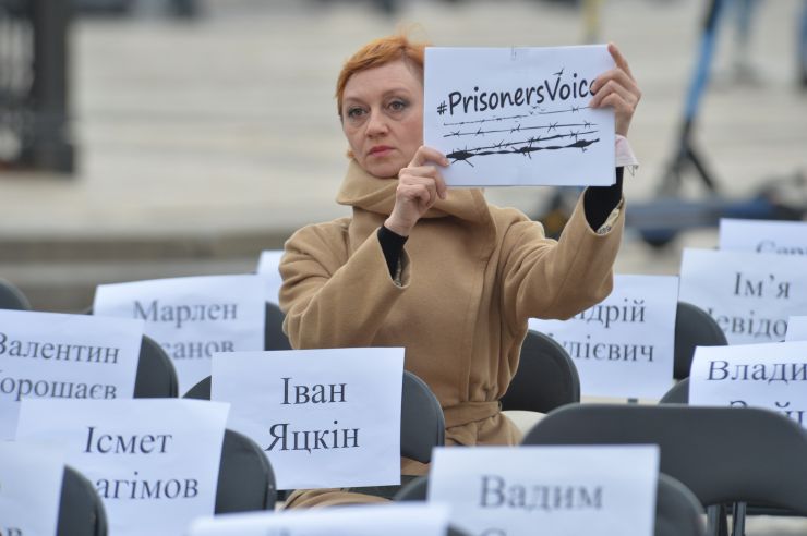 На Софійській площі в Києві відбулася щорічна правозахисна акція “Порожні стільці” на підтримку українських політв’язнів у Росії й Криму, а також полонених на окупованих територіях Донецької та Луганської областей. Організували подію Український ПЕН та Центр громадянських свобод. Цьогоріч у рамках глобальної кампанії #PrisonersVoice відомі письменники, журналісти, актори та музиканти написали листи заручникам Кремля і зачитали їх під час акції на Софійській площі. В подальшому листи зі словами підтримки будуть передані політв'язням.  Акторка Римма Зюбіна 