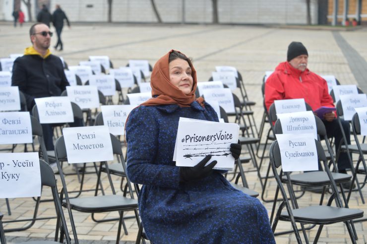 На Софійській площі в Києві відбулася щорічна правозахисна акція “Порожні стільці” на підтримку українських політв’язнів у Росії й Криму, а також полонених на окупованих територіях Донецької та Луганської областей. Організували подію Український ПЕН та Центр громадянських свобод. Цьогоріч у рамках глобальної кампанії #PrisonersVoice відомі письменники, журналісти, актори та музиканти написали листи заручникам Кремля і зачитали їх під час акції на Софійській площі. В подальшому листи зі словами підтримки будуть передані політв'язням. 
Наталя Сумська 