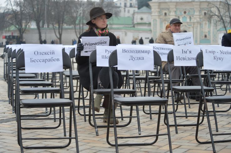 На Софійській площі в Києві відбулася щорічна правозахисна акція “Порожні стільці” на підтримку українських політв’язнів у Росії й Криму, а також полонених на окупованих територіях Донецької та Луганської областей. Організували подію Український ПЕН та Центр громадянських свобод. Цьогоріч у рамках глобальної кампанії #PrisonersVoice відомі письменники, журналісти, актори та музиканти написали листи заручникам Кремля і зачитали їх під час акції на Софійській площі. В подальшому листи зі словами підтримки будуть передані політв'язням. 