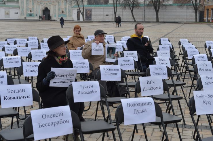 На Софійській площі в Києві відбулася щорічна правозахисна акція “Порожні стільці” на підтримку українських політв’язнів у Росії й Криму, а також полонених на окупованих територіях Донецької та Луганської областей. Організували подію Український ПЕН та Центр громадянських свобод. Цьогоріч у рамках глобальної кампанії #PrisonersVoice відомі письменники, журналісти, актори та музиканти написали листи заручникам Кремля і зачитали їх під час акції на Софійській площі. В подальшому листи зі словами підтримки будуть передані політв'язням. 