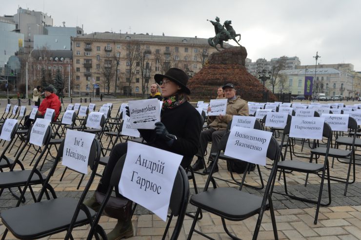 На Софійській площі в Києві відбулася щорічна правозахисна акція “Порожні стільці” на підтримку українських політв’язнів у Росії й Криму, а також полонених на окупованих територіях Донецької та Луганської областей. Організували подію Український ПЕН та Центр громадянських свобод. Цьогоріч у рамках глобальної кампанії #PrisonersVoice відомі письменники, журналісти, актори та музиканти написали листи заручникам Кремля і зачитали їх під час акції на Софійській площі. В подальшому листи зі словами підтримки будуть передані політв'язням.  Журналістка, продюсерка Радіо Культура Ірина Славінська 