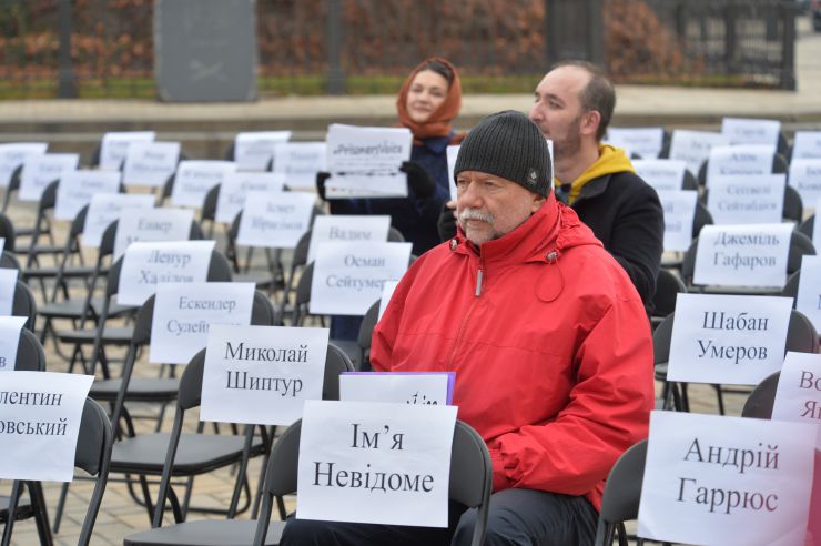 На Софійській площі в Києві відбулася щорічна правозахисна акція “Порожні стільці” на підтримку українських політв’язнів у Росії й Криму, а також полонених на окупованих територіях Донецької та Луганської областей. Організували подію Український ПЕН та Центр громадянських свобод. Цьогоріч у рамках глобальної кампанії #PrisonersVoice відомі письменники, журналісти, актори та музиканти написали листи заручникам Кремля і зачитали їх під час акції на Софійській площі. В подальшому листи зі словами підтримки будуть передані політв'язням. 
Письменник, президент Українського ПЕН Андрій Курков 