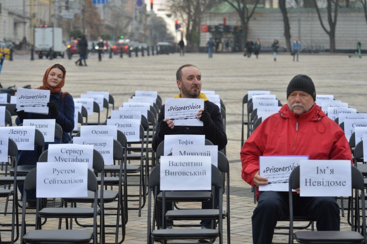 На Софійській площі в Києві відбулася щорічна правозахисна акція “Порожні стільці” на підтримку українських політв’язнів у Росії й Криму, а також полонених на окупованих територіях Донецької та Луганської областей. Організували подію Український ПЕН та Центр громадянських свобод. Цьогоріч у рамках глобальної кампанії #PrisonersVoice відомі письменники, журналісти, актори та музиканти написали листи заручникам Кремля і зачитали їх під час акції на Софійській площі. В подальшому листи зі словами підтримки будуть передані політв'язням. 
Письменник, президент Українського ПЕН Андрій Курков 