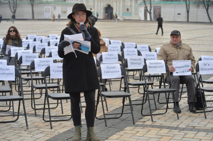 На Софійській площі в Києві відбулася щорічна правозахисна акція “Порожні стільці” на підтримку українських політв’язнів у Росії й Криму, а також полонених на окупованих територіях Донецької та Луганської областей. Організували подію Український ПЕН та Центр громадянських свобод. Цьогоріч у рамках глобальної кампанії #PrisonersVoice відомі письменники, журналісти, актори та музиканти написали листи заручникам Кремля і зачитали їх під час акції на Софійській площі. В подальшому листи зі словами підтримки будуть передані політв'язням.  Журналістка, продюсерка Радіо Культура Ірина Славінська 