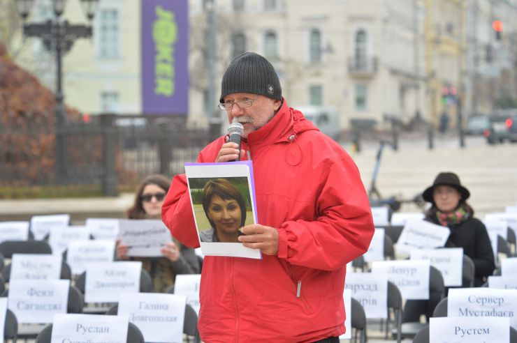 На Софійській площі в Києві відбулася щорічна правозахисна акція “Порожні стільці” на підтримку українських політв’язнів у Росії й Криму, а також полонених на окупованих територіях Донецької та Луганської областей. Організували подію Український ПЕН та Центр громадянських свобод. Цьогоріч у рамках глобальної кампанії #PrisonersVoice відомі письменники, журналісти, актори та музиканти написали листи заручникам Кремля і зачитали їх під час акції на Софійській площі. В подальшому листи зі словами підтримки будуть передані політв'язням. 
Письменник, президент Українського ПЕН Андрій Курков 