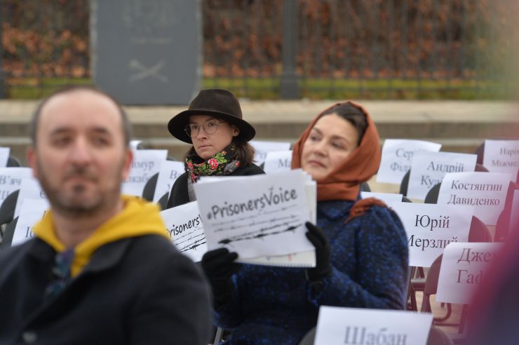На Софійській площі в Києві відбулася щорічна правозахисна акція “Порожні стільці” на підтримку українських політв’язнів у Росії й Криму, а також полонених на окупованих територіях Донецької та Луганської областей. Організували подію Український ПЕН та Центр громадянських свобод. Цьогоріч у рамках глобальної кампанії #PrisonersVoice відомі письменники, журналісти, актори та музиканти написали листи заручникам Кремля і зачитали їх під час акції на Софійській площі. В подальшому листи зі словами підтримки будуть передані політв'язням. 
