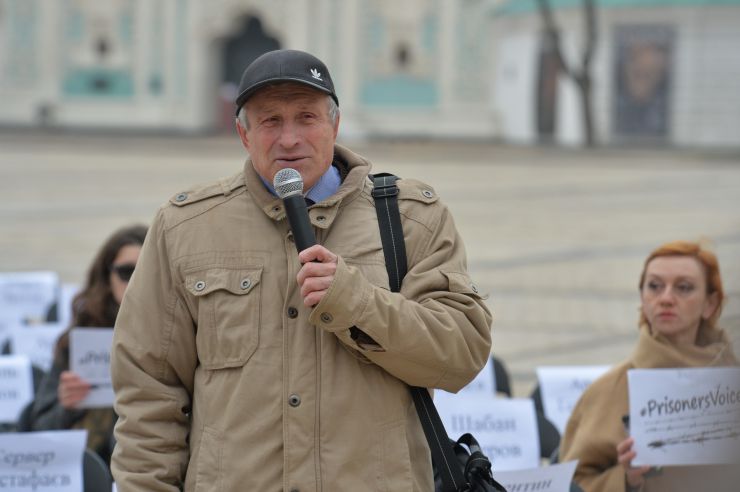 На Софійській площі в Києві відбулася щорічна правозахисна акція “Порожні стільці” на підтримку українських політв’язнів у Росії й Криму, а також полонених на окупованих територіях Донецької та Луганської областей. Організували подію Український ПЕН та Центр громадянських свобод. Цьогоріч у рамках глобальної кампанії #PrisonersVoice відомі письменники, журналісти, актори та музиканти написали листи заручникам Кремля і зачитали їх під час акції на Софійській площі. В подальшому листи зі словами підтримки будуть передані політв'язням. Колишній політв’язень Микола Семена 