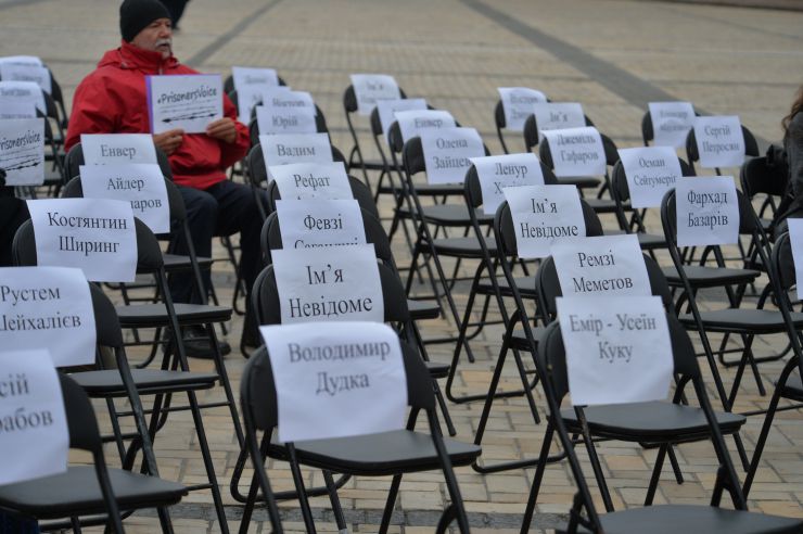 На Софійській площі в Києві відбулася щорічна правозахисна акція “Порожні стільці” на підтримку українських політв’язнів у Росії й Криму, а також полонених на окупованих територіях Донецької та Луганської областей. Організували подію Український ПЕН та Центр громадянських свобод. Цьогоріч у рамках глобальної кампанії #PrisonersVoice відомі письменники, журналісти, актори та музиканти написали листи заручникам Кремля і зачитали їх під час акції на Софійській площі. В подальшому листи зі словами підтримки будуть передані політв'язням. 