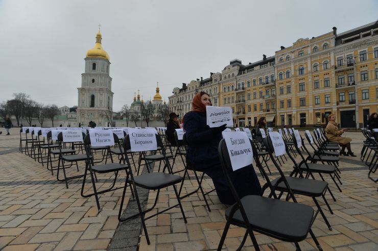 На Софійській площі в Києві відбулася щорічна правозахисна акція “Порожні стільці” на підтримку українських політв’язнів у Росії й Криму, а також полонених на окупованих територіях Донецької та Луганської областей. Організували подію Український ПЕН та Центр громадянських свобод. Цьогоріч у рамках глобальної кампанії #PrisonersVoice відомі письменники, журналісти, актори та музиканти написали листи заручникам Кремля і зачитали їх під час акції на Софійській площі. В подальшому листи зі словами підтримки будуть передані політв'язням. 