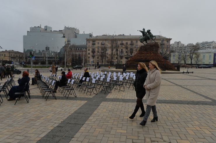 На Софійській площі в Києві відбулася щорічна правозахисна акція “Порожні стільці” на підтримку українських політв’язнів у Росії й Криму, а також полонених на окупованих територіях Донецької та Луганської областей. Організували подію Український ПЕН та Центр громадянських свобод. Цьогоріч у рамках глобальної кампанії #PrisonersVoice відомі письменники, журналісти, актори та музиканти написали листи заручникам Кремля і зачитали їх під час акції на Софійській площі. В подальшому листи зі словами підтримки будуть передані політв'язням. 